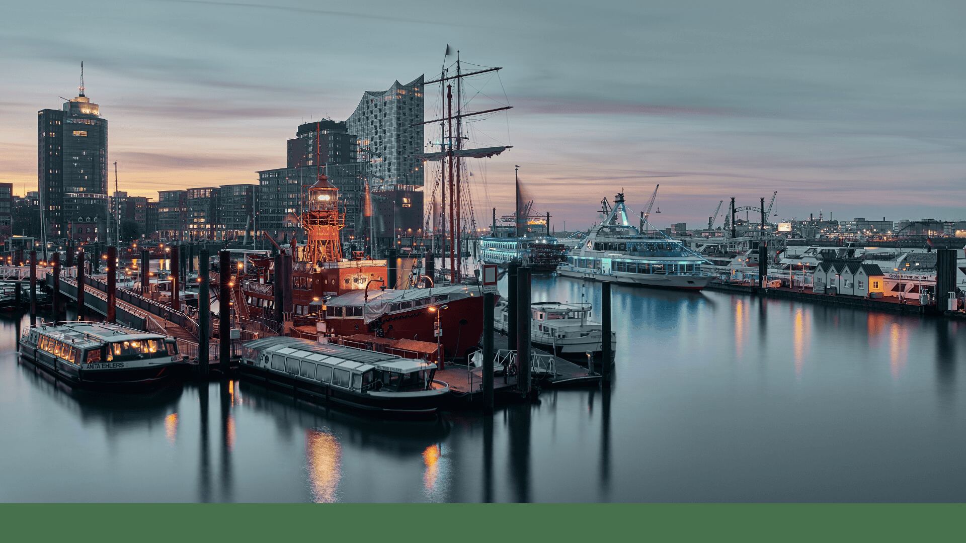 Hamburger Hafen mit Elbphilharmonie in der Abenddämmerung – Einsatzgebiet der CTS Logistik & Services GmbH