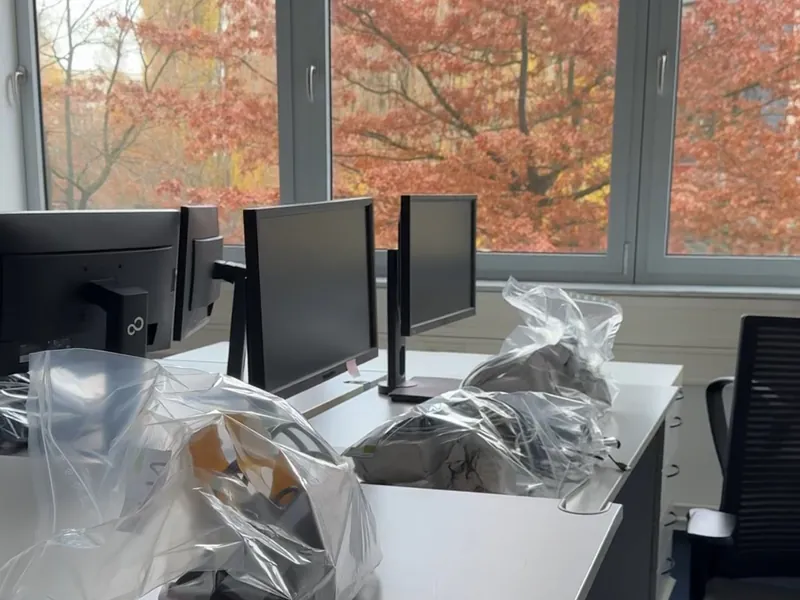 Verpackte IT-Arbeitsplätze bei einem Firmenumzug
