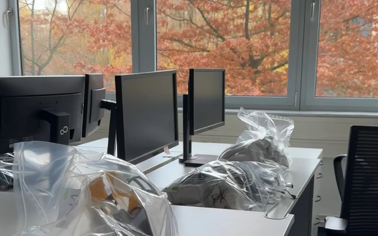 Für den Umzug verpackte Arbeitsplätze eines IT-Systemhauses