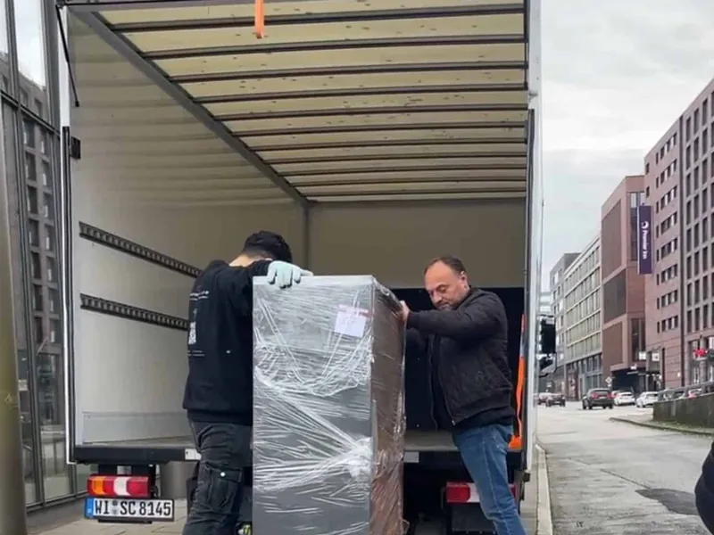 Beladen eines Umzugs-LKW