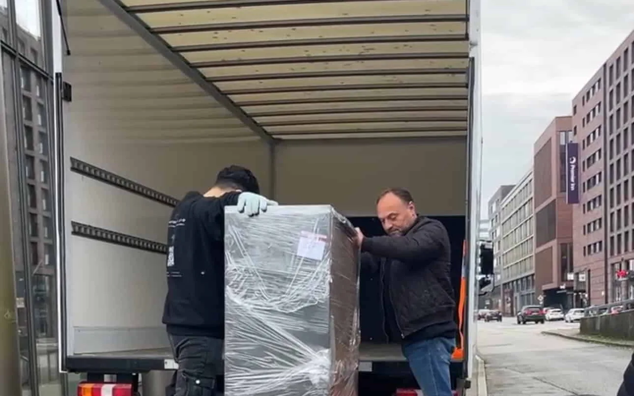 CTS-Mitarbeiter beladen einen Umzugs-LKW in Hamburg