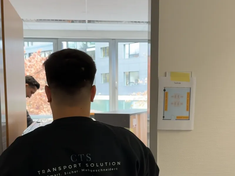 CTS-Mitarbeiter bei der Wohnungsübergabe